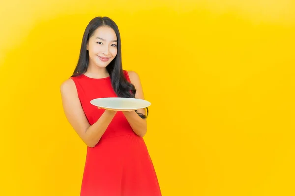 Portret Mooie Jonge Aziatische Vrouw Glimlach Met Lege Schotel Gele — Stockfoto