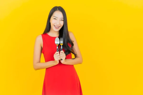 Portret Piękna Młoda Azjatycka Kobieta Uśmiech Łyżeczką Widelcem Żółtym Tle — Zdjęcie stockowe