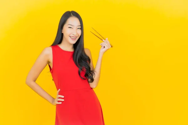 Retrato Bela Jovem Mulher Asiática Com Pauzinho Pronto Para Comer — Fotografia de Stock