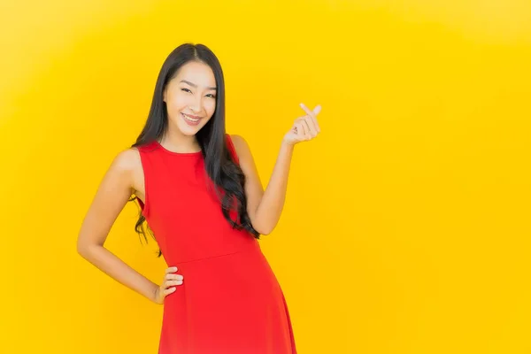 Retrato Bonito Jovem Asiático Mulher Desgaste Vermelho Vestido Sorriso Com — Fotografia de Stock