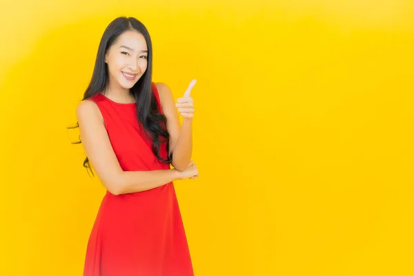 Retrato Bonito Jovem Asiático Mulher Desgaste Vermelho Vestido Sorriso Com — Fotografia de Stock