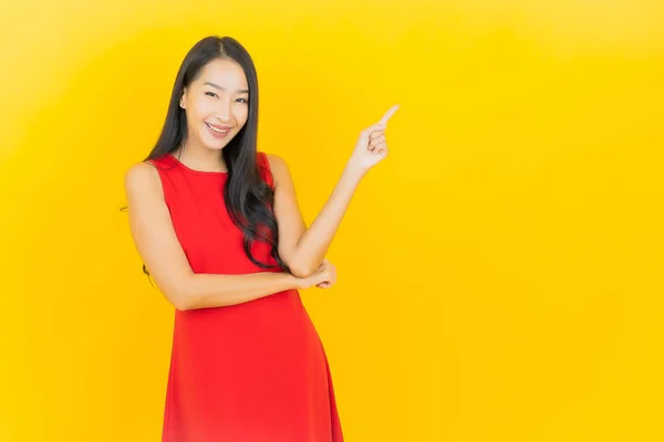 아름다운 아시아 여인의 초상화에 노란색 배경에 행동으로 — 스톡 사진