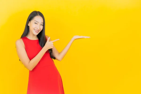 Portret Mooie Jonge Aziatische Vrouw Dragen Rode Jurk Glimlach Met — Stockfoto