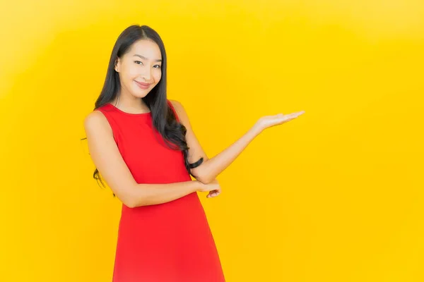 Güzel Bir Portre Genç Asyalı Kadın Kırmızı Elbiseler Giyip Sarı — Stok fotoğraf