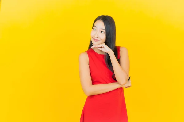 Retrato Hermosa Joven Mujer Asiática Llevar Vestido Rojo Sonrisa Con — Foto de Stock