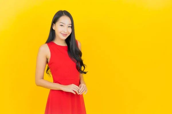 Portrait Belle Jeune Femme Asiatique Porter Robe Rouge Sourire Avec — Photo