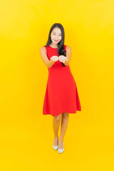 Πορτρέτο Όμορφη Νεαρή Ασιατική Γυναίκα Φορούν Κόκκινο Φόρεμα Χαμόγελο Δράση — Φωτογραφία Αρχείου