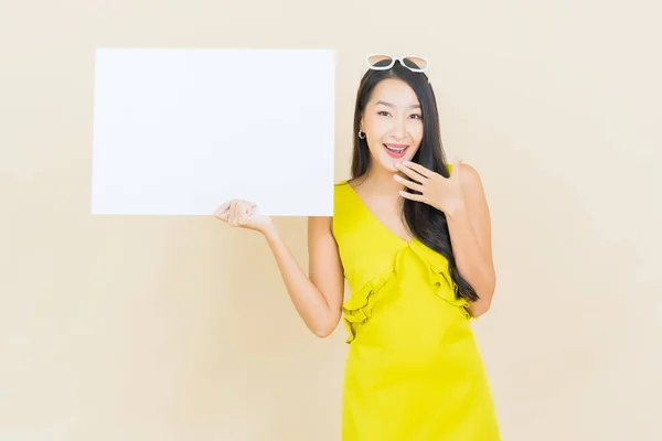 Retrato Hermosa Joven Asiática Mujer Sonrisa Con Vacío Cartelera Blanca — Foto de Stock