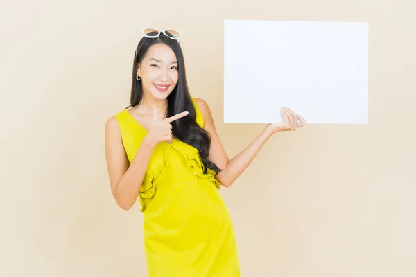 Portrét Krásná Mladá Asijská Žena Úsměv Prázdným Bílým Billboard Žlutém — Stock fotografie