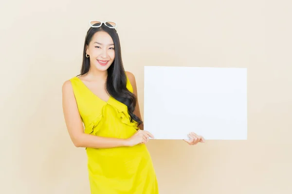 Ritratto Bella Giovane Donna Asiatica Sorriso Con Cartellone Bianco Vuoto — Foto Stock