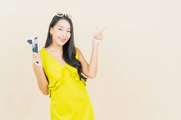 Portrait Belle Jeune Femme Asiatique Avec Cosmeti Maquillage Pinceau Sur — Photo