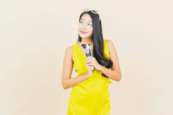 Portrét Krásná Mladá Asijská Žena Cosmeti Tvoří Štětec Barevném Pozadí — Stock fotografie