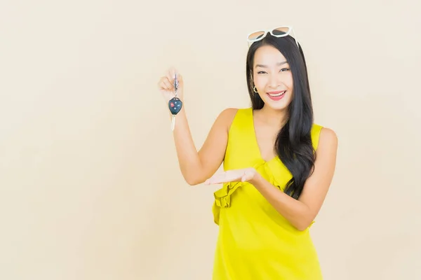 Portrait Belle Jeune Femme Asiatique Sourire Avec Clé Voiture Sur — Photo