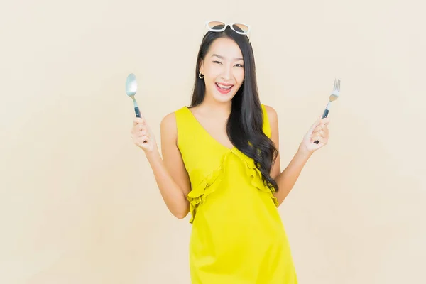 Portrait Belle Jeune Femme Asiatique Sourire Avec Cuillère Fourchette Sur — Photo