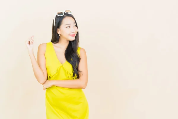 Retrato Bonito Jovem Asiático Mulher Sorriso Com Ação Fundo Creme — Fotografia de Stock