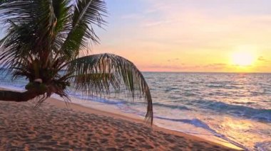 Güzel dalgalı denizin sakin görüntüleri.