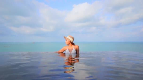 Material Archivo Hermosa Mujer Asiática Relajarse Sonrisa Ocio Alrededor Piscina — Vídeo de stock