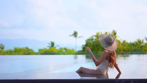 Material Archivo Hermosa Mujer Asiática Relajarse Sonrisa Ocio Alrededor Piscina — Vídeos de Stock