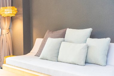 Oturma odasının iç dekorasyonunda yastık.