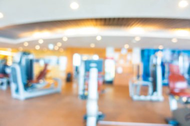 Arka plan için iç taraftaki jimnastik salonunda bulanık fitness ekipmanı