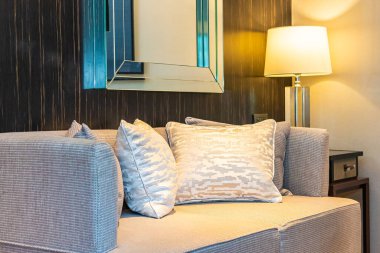 Oturma odasının iç dekorasyonunda yastık var.