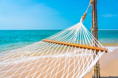 Boş bir tatil konsepti için deniz kıyısındaki boş bir hamak.