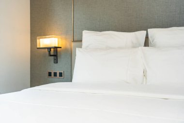 Yatak odasının iç dekorasyonunda beyaz rahat yastık.