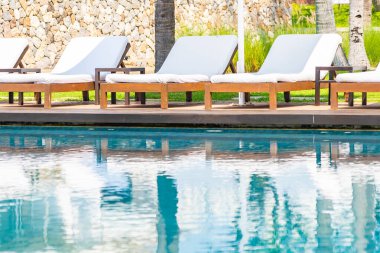 Boş bir tatil için oteldeki yüzme havuzunun etrafında boş bir iskemle.