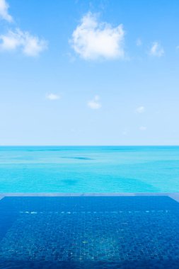 Deniz okyanusu, beyaz bulut ve seyahat için mavi gökyüzü manzaralı güzel sonsuzluk açık havuzu.