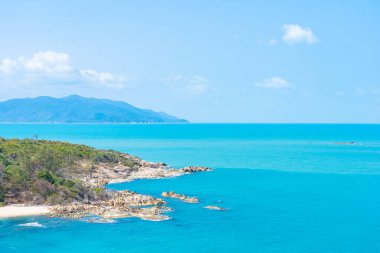 Yolculuk için mavi gökyüzü beyaz bulutlu güzel tropikal deniz okyanusu