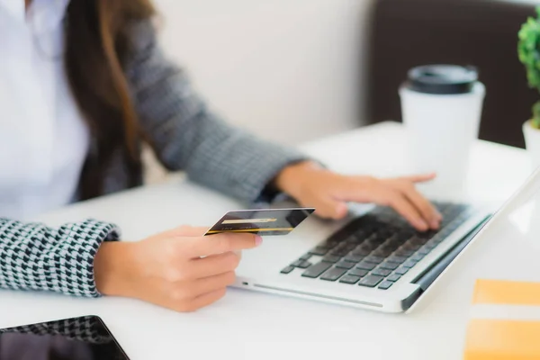 Portrait Beautiful Young Asian Woman Use Credit Card Laptop Online — Stock Photo, Image