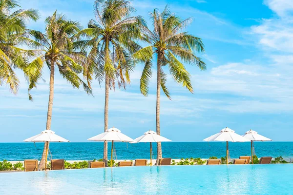 Şemsiye Iskemle Oteldeki Deniz Kıyısı Hindistan Cevizi Palmiyesi Olan Havuzda — Stok fotoğraf
