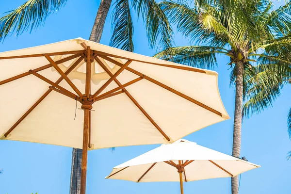 Lege Ligstoel Lounge Met Parasol Rond Het Strand Zee Blauwe — Stockfoto