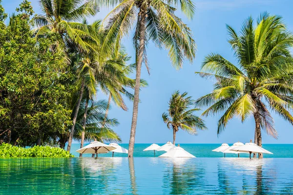 Sonnenschirm Und Stuhl Rund Das Freibad Mit Kokospalme Auf Blauem — Stockfoto