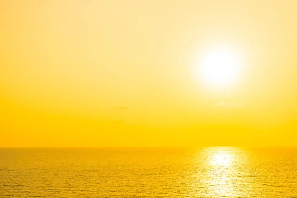 Vacker Tropisk Strand Hav Med Moln Och Himmel Vid Solnedgång — Stockfoto