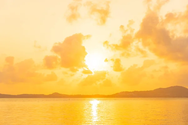 Bella Spiaggia Tropicale Mare Oceano Con Nuvole Cielo Tramonto All — Foto Stock