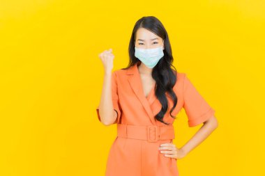 Korunmak için maske takan güzel bir Asyalı kadın.