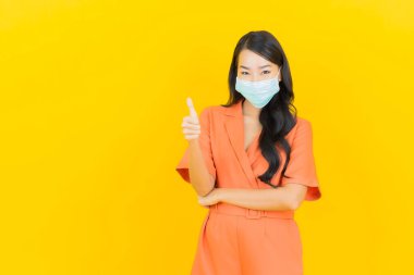 Korunmak için maske takan güzel bir Asyalı kadın.