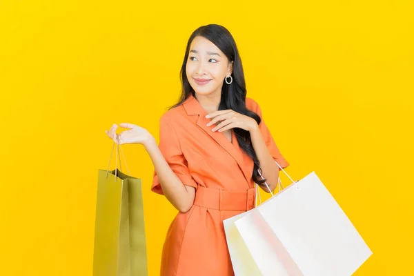 Porträtt Vacker Ung Asiatisk Kvinna Leende Med Shoppingväska Gul Färg — Stockfoto