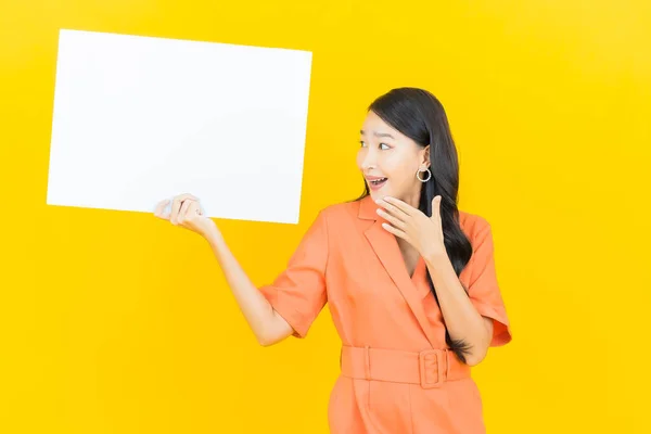 Retrato Hermosa Joven Asiática Mujer Sonrisa Con Vacío Cartelera Blanca — Foto de Stock