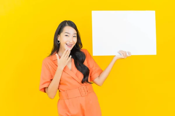 Ritratto Bella Giovane Donna Asiatica Sorriso Con Cartellone Bianco Vuoto — Foto Stock