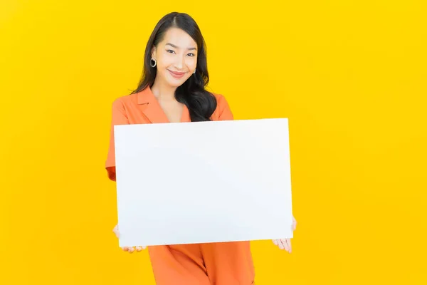 Retrato Hermosa Joven Asiática Mujer Sonrisa Con Vacío Cartelera Blanca — Foto de Stock