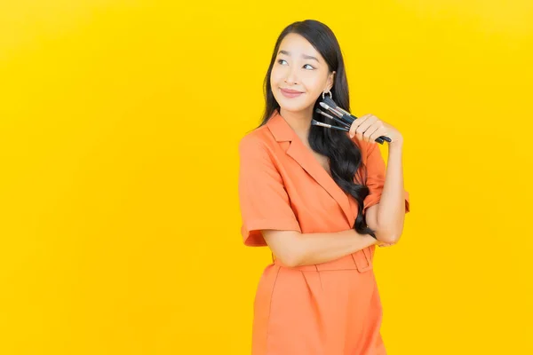 Retrato Bela Jovem Mulher Asiática Com Cosméticos Compõem Escova Fundo — Fotografia de Stock