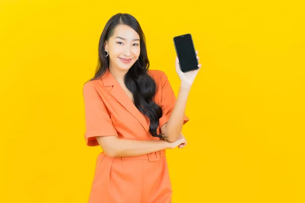 Porträtt Vacker Ung Asiatisk Kvinna Leende Med Smart Mobiltelefon Gul — Stockfoto