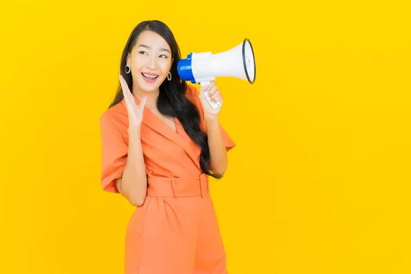 Portret Mooie Jonge Aziatische Vrouw Glimlach Met Megafoon Gele Kleur — Stockfoto