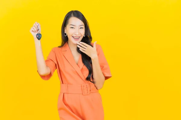 Porträt Schöne Junge Asiatische Frau Lächeln Mit Autoschlüssel Auf Gelbem — Stockfoto