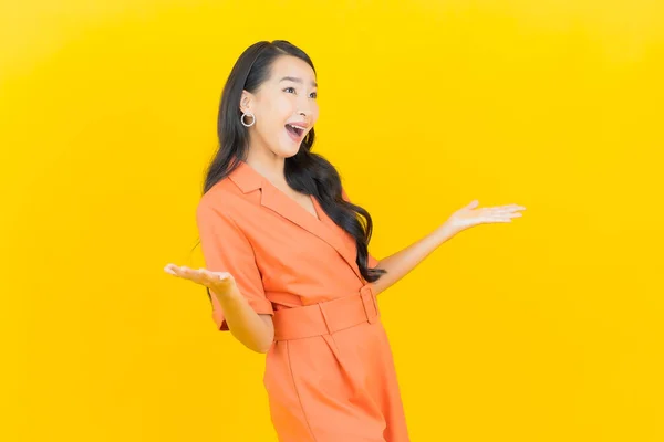 Retrato Bonito Jovem Asiático Mulher Sorriso Com Ação Cor Amarela — Fotografia de Stock