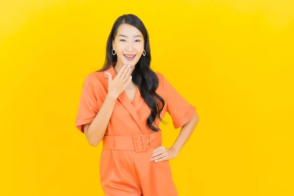 Retrato Bonito Jovem Asiático Mulher Sorriso Com Ação Cor Amarela — Fotografia de Stock