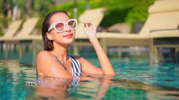 Séquences Belle Jeune Femme Asiatique Relax Sourire Loisirs Autour Piscine — Video