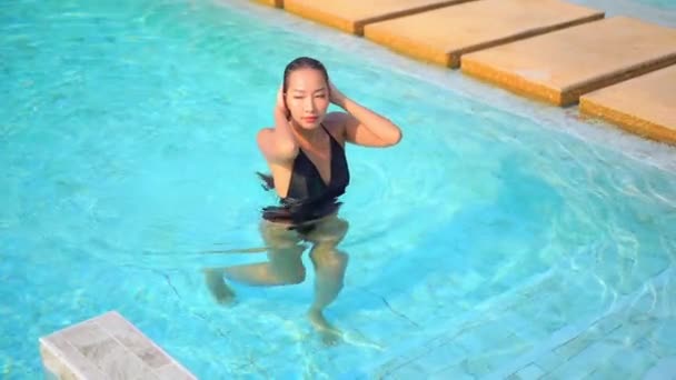 Imagens Bela Jovem Asiática Mulher Relaxar Sorriso Lazer Redor Piscina — Vídeo de Stock